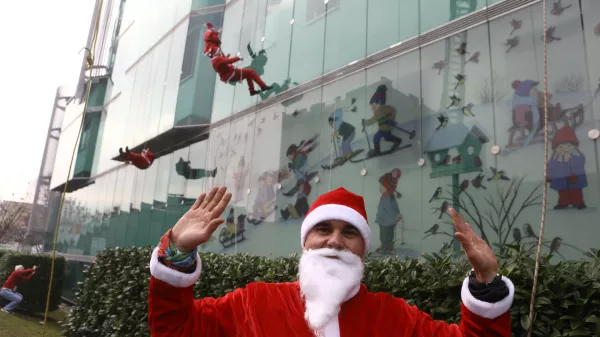 18.12.2025 - tradicionalni spust Božičkov z vrha Pediatrične klinike UKC Ljubljana; Pediatrična klinika UKC LjubljanaFoto: Luka Cjuha