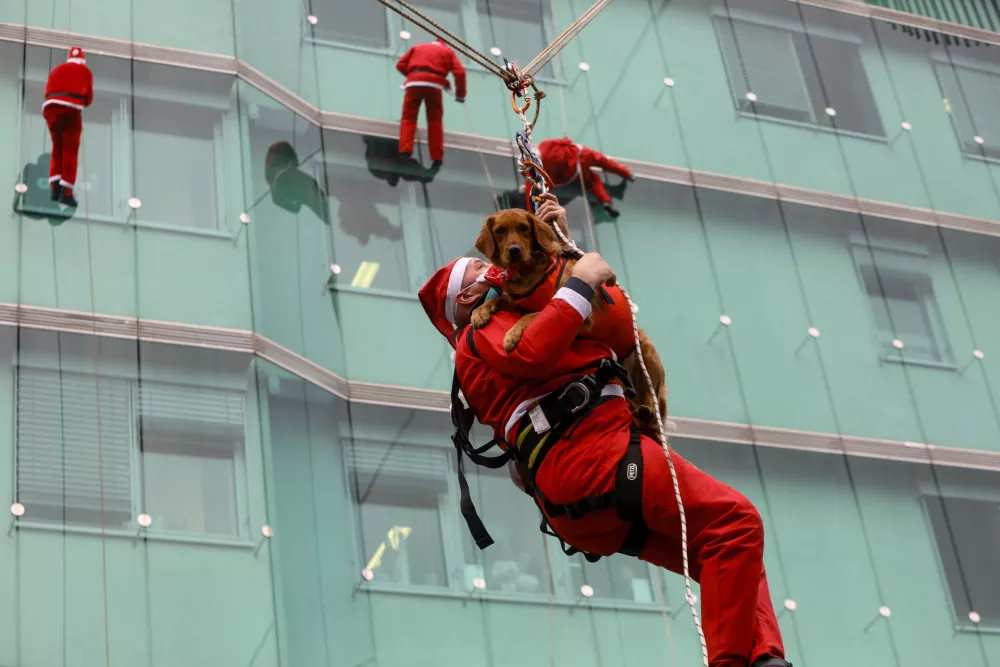 18.12.2025 - tradicionalni spust Božičkov z vrha Pediatrične klinike UKC Ljubljana; Pediatrična klinika UKC LjubljanaFoto: Luka Cjuha