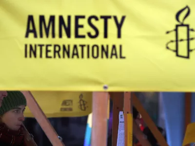 - ob dnevu človekovih pravic - začetek maratona podpisovanja apelov s trajanjem 10 ur in 12 minut, na katerem so prostovoljci in prostovoljke Amnesty International Slovenije (AIS) mimoidoče povabili k podpisovanju peticij in pisanju apelov za &scaron;tiri različne primere kr&scaron;itev človekovih pravic;   ///FOTO: Luka CjuhaOPOMBA: ZA OBJAVO V ČASOPISU DNEVNIK