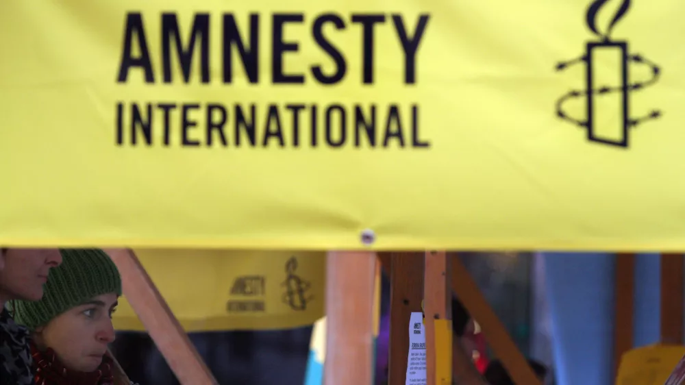 - ob dnevu človekovih pravic - začetek maratona podpisovanja apelov s trajanjem 10 ur in 12 minut, na katerem so prostovoljci in prostovoljke Amnesty International Slovenije (AIS) mimoidoče povabili k podpisovanju peticij in pisanju apelov za &scaron;tiri različne primere kr&scaron;itev človekovih pravic;   ///FOTO: Luka CjuhaOPOMBA: ZA OBJAVO V ČASOPISU DNEVNIK