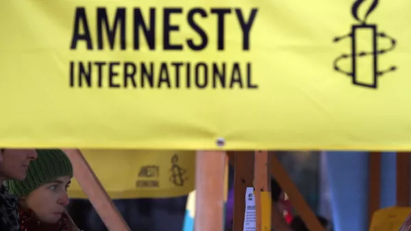 - ob dnevu človekovih pravic - začetek maratona podpisovanja apelov s trajanjem 10 ur in 12 minut, na katerem so prostovoljci in prostovoljke Amnesty International Slovenije (AIS) mimoidoče povabili k podpisovanju peticij in pisanju apelov za &scaron;tiri različne primere kr&scaron;itev človekovih pravic;   ///FOTO: Luka CjuhaOPOMBA: ZA OBJAVO V ČASOPISU DNEVNIK