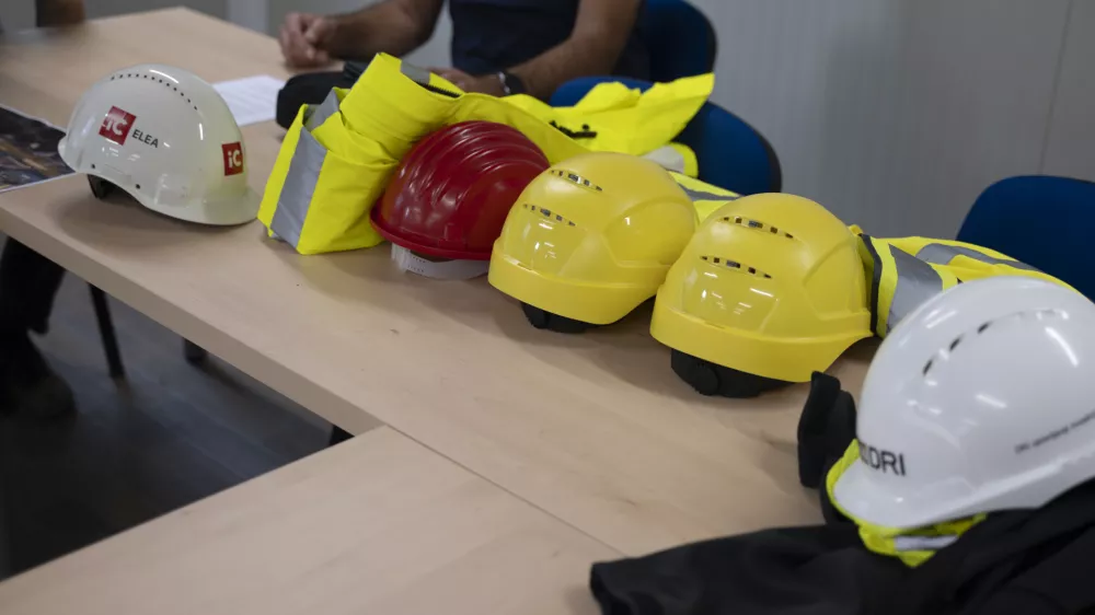 železni&scaron;ka postaja Ljubljanadelavcivarnost pri delu29.08.2025 - Ozelenjevanju nadstre&scaron;nic nad železni&scaron;kimi peroni - gradbi&scaron;če - gradnja glavne železni&scaron;ke postaja LjubljanaFoto: Nik Erik Neubauer 