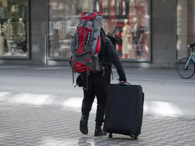 simbolična fotografijaairbnbkovčkibackpackerturizemturistipotovanje04.03.2025 turisti v LjubljaniFOTO: Nik Erik Neubauer