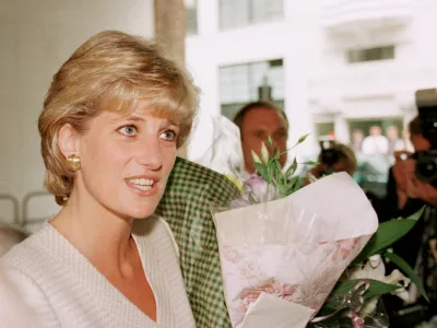 Princesa Diana, ki je v kraljevo družino tudi z modnimi izbirami vnesla več spro&scaron;čenosti, na fotografiji iz leta 1996.&nbsp;/ Foto. AP&nbsp;
