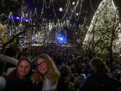 - 25.11.2022 &ndash; Veseli December v Ljubljani 2022 - prižig prazničnih luči v sredi&scaron;ču prestolnice - svetlobna okrasitev mesta - začetek prazničnega decembrskega sejma na ljubljanskih ulicah - novoletno okra&scaron;ena Ljubljana -&nbsp;//FOTO: Luka Cjuha