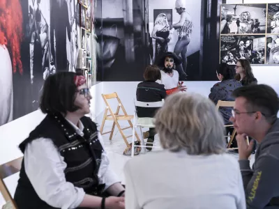 - 13.06.2024 - živa knjižnica - pogovor s kraljicami preobleke, v sklopu razstave Simon Chang: KRALJICE PREOBLEKE //FOTO: Jaka Gasar