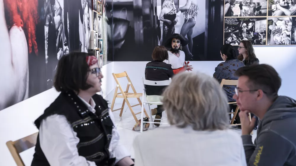 - 13.06.2024 - živa knjižnica - pogovor s kraljicami preobleke, v sklopu razstave Simon Chang: KRALJICE PREOBLEKE //FOTO: Jaka Gasar