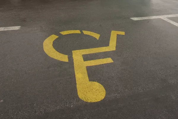 Ford Summit Motors Ljubljana d.o.o., parkiri&scaron;če rezervirano za invalide