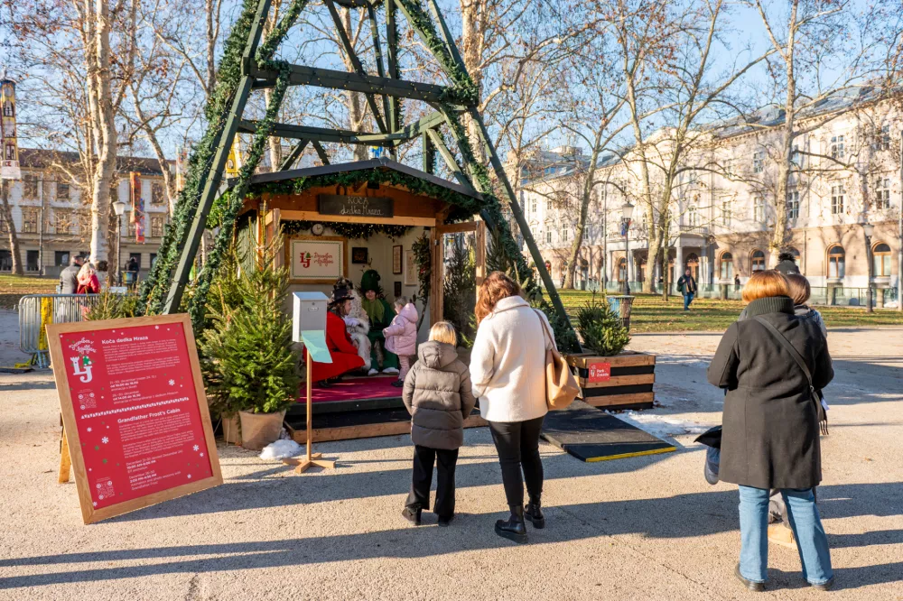 Praznično okra&scaron;ena koča dedka Mraza bo v parku Zvezda stala med 20. in 30. decembrom. Foto: Matevž Per&scaron;in
