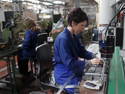 proizvodna hala - delavke- podjetje Kovinoplastika Lož d.d., industrija kovinskih in plastičnih izdelkov d.d., - uprava družbe je mimo sindikatov brez ustreznih pojasnil za četrtino znižala avgustovske plače - zaradi padca naročil je zaskrbljenih približno 800 delavcev - //FOTO: Jaka Gasar