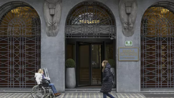 13.01.2025 - invalid na vozičku - invalidski voziček - Banka slovenije - dovoz invalidov v javne ustanoveFOTO: LUKA CJUHA