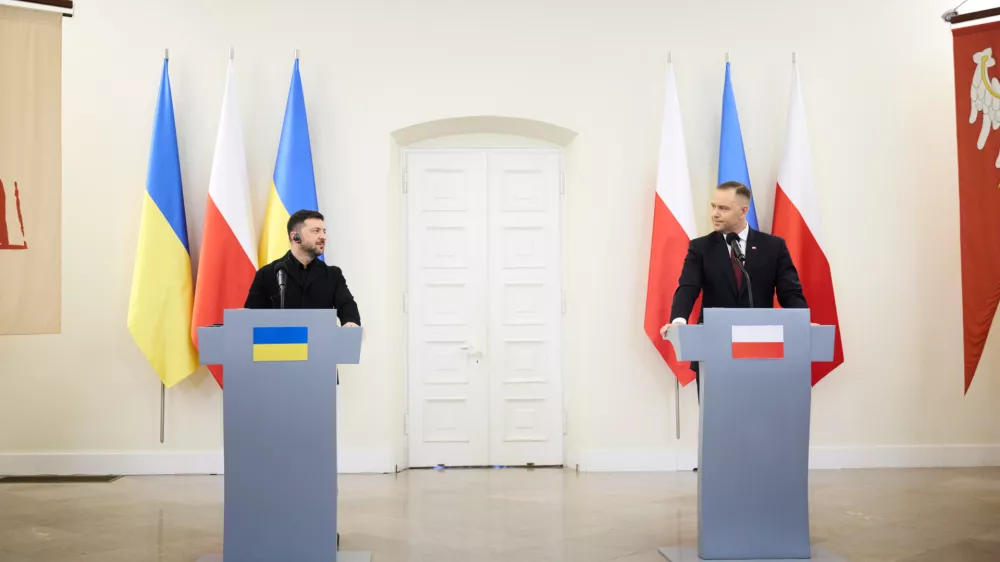 HANDOUT - 19 December 2025, Poland, Warsaw: Ukrainian President Volodymyr Zelensky and Polish President Karol Nawrocki (R)&nbsp;hold a joint press conference at the Presidential Palace in Warsaw. Photo: -/Ukrainian Presidency/dpa - ATTENTION: editorial use only and only if the credit mentioned above is referenced in full