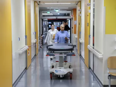 - simbolična fotografija - zdravstvo, zdravnik, medicinska sestra, medicinsko osebje, pacient, bolnica, bolni&scaron;nica- 12.03.2025 - ministrica za zdravje Valentina Prevolnik Rupel si je na delovnem obisku v Univerzitetnem kliničnem centru (UKC) ogledala tekoče investicije//FOTO: Jaka Gasar