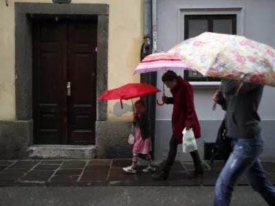 - Ilustrativna fotografija - dež, ulica, ljudje//FOTO: Jaka Gasar