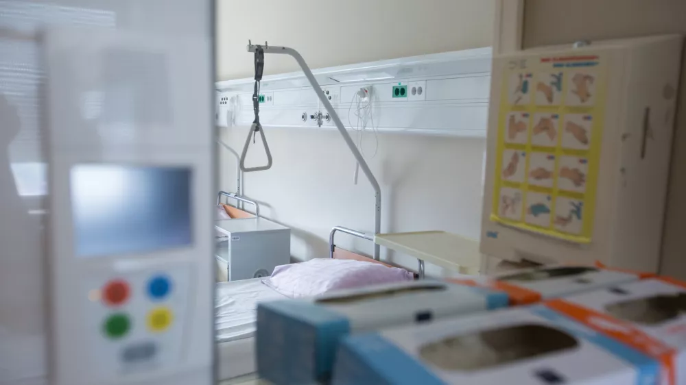 - simbolična fotografija - bolni&scaron;ka postelja - soba- 15.09.2016 - prenovljen Klinični oddelek za urologijo - Kirur&scaron;ka klinika UKC Ljubljana - ..//FOTO: Maja Marko