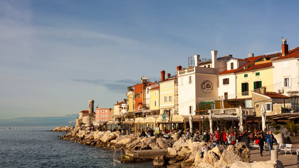 V Piranu bo po napovedih sončno. Pihala naj bi rahla burja. / Foto: Istock