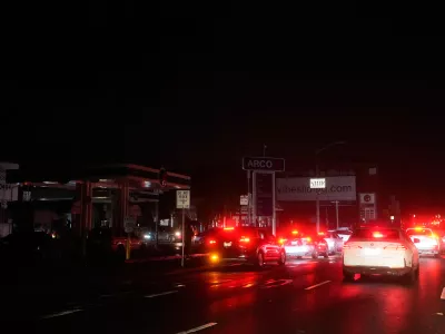 Cars wait at an intersection with no working traffic lights from power outages, in San Francisco, Saturday, Dec. 20, 2025. (AP Photo/Jeff Chiu)