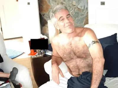 Slika, na kateri je Epstein v precej provokativni pozi, na levi pa so vidne otro&scaron;ke noge. / Foto: U.s. Department Of Justice