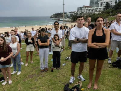 People observe a moment of silence during the 'Light Over Darkness' vigil for victims and survivors of a deadly mass shooting during a Jewish Hanukkah celebration at Bondi Beach on December 14, in Sydney, Australia, December 21, 2025. REUTERS/Eloisa Lopez