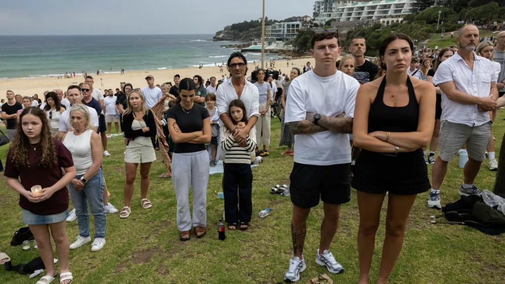 People observe a moment of silence during the 'Light Over Darkness' vigil for victims and survivors of a deadly mass shooting during a Jewish Hanukkah celebration at Bondi Beach on December 14, in Sydney, Australia, December 21, 2025. REUTERS/Eloisa Lopez