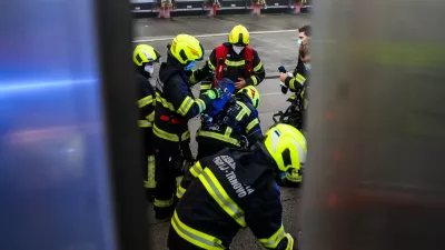 -14.12.2025. - Obsežen požar skladi&scaron;ča in logističnega centra SPAR Slovenija.- gasilci,//FOTO: Bojan Velikonja