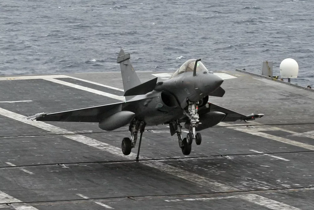A Rafale fighter jet makes a cable arrest landing on the flight deck of French aircraft carrier "Charles De Gaulle" during sea trials in the Mediterranean sea in this November 26, 2009 file picture. France could start military operations against Libya in a matter of hours following the U.N. Security Council resolution authorising such action, government spokesman Francois Baroin said on March 18, 2011.  REUTERS/Jean-Paul Pelissier/Files (FRANCE - Tags: TRANSPORT MILITARY POLITICS)