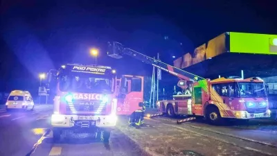 V garažni hi&scaron;i nakupovalnega sredi&scaron;ča v Mariboru je ogenj ponoči zajel osem avtomobilov. &Scaron;kode naj bi bilo za okoli 60 tisoč evrov. 