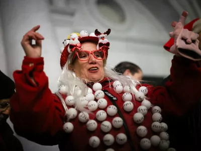 A woman in costume waits for the draw of Spain's traditional Christmas Lottery "El Gordo" (The Fat One) in Madrid, Spain December 21, 2025. REUTERS/Alejandro Martinez Velez / Foto: Alejandro Martinez Velez