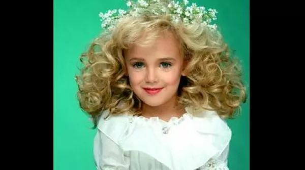 JonBen&eacute;t Ramsey so umorili decembra 1996, njeno truplo so na&scaron;li v kleti domače hi&scaron;e.