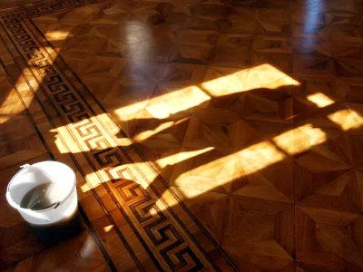 čistilec oken - okna - či&scaron;čenje - - ilustrativna fotografija - OPOMBA - ZA OBJAVO V SOBOTNI PRILOGI: REPORTAŽA