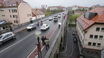 - Titov most - Titova cesta- MARIBOR - &scaron;tajerska prestolnica - povr&scaron;ina: 147 km2 - &scaron;tevilo prebivalcev: 114.349 (podatki popisa, opravljenega 12. 4. 2002)//FOTO: Tomaž SkaleOPOMBA: ZA OBJAVO V PRILOGI &ndash; DNEVNIKOV OBJEKTIV - REPORTAŽA