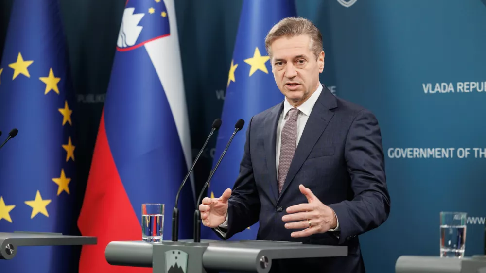 Ljubljana, vlada.Izjava predsednika vlade Roberta Goloba in ministra za kohezijo in regionalni razvoj Aleksandra Jevska.Predsednik vlade Robert Golob.