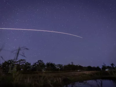 20 December 2025, Thailand, Buriram: An artillery shell fired by the Royal Thai Armed Forces flies through the air over Surin province, Thailand toward the combat zone on the border with Cambodia. Photo: Adryel Talamantes/ZUMA Press Wire/dpa