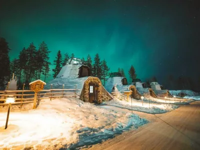 Na Finskem Apukka Resort ponuja steklene igluje, kabine in vile, cene pa se začnejo pri okoli 400 evrih na noč. Foto: Booking.com