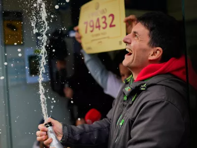 A man celebrates the sale of one of the lottery tickets bearing the number "79432," known as "El Gordo,"or The Fat One, sold at this store in Madrid, Spain, Monday, Dec. 22, 2025. (AP Photo/Manu Fernandez) / Foto: Manu Fernandez