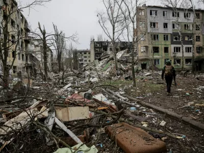 Ukrainian serviceman walks near apartment buildings damaged by Russian military strike, amid Russia's attack on Ukraine, in the frontline town of Kostiantynivka in Donetsk region, Ukraine December 20, 2025. Oleg Petrasiuk/Press Service of the 24th King Danylo Separate Mechanized Brigade of the Ukrainian Armed Forces/Handout via REUTERS ATTENTION EDITORS - THIS IMAGE HAS BEEN SUPPLIED BY A THIRD PARTY.