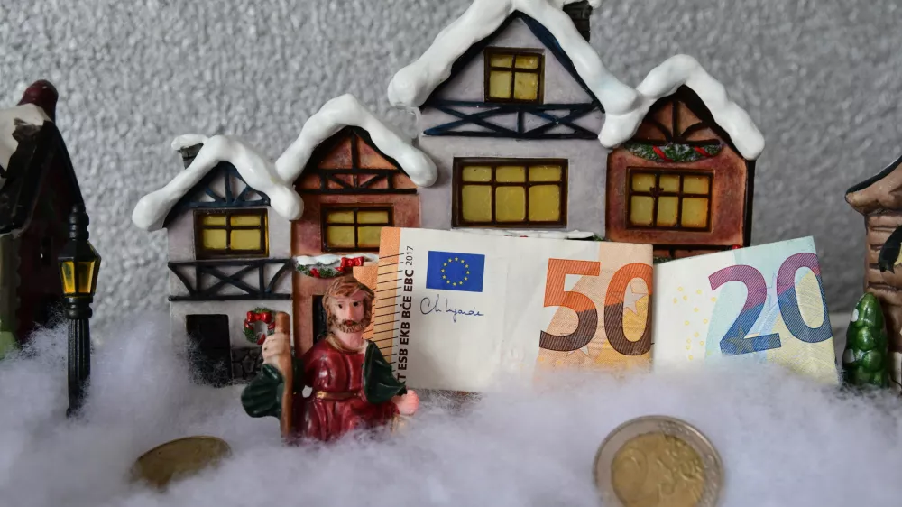 France, Clonas, 2023/12/11. Christmas bonus illustration. Photography by Romain Doucelin / Hans Lucas. France, Clonas, 2023/12/11. Illustration prime de Noel. Photographie de Romain Doucelin / Hans Lucas.