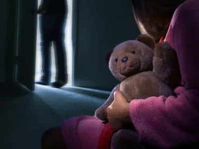 Več let zlorabljal pastorki: vrhovno sodi&scaron;če znižalo kazen spolnemu predatorju