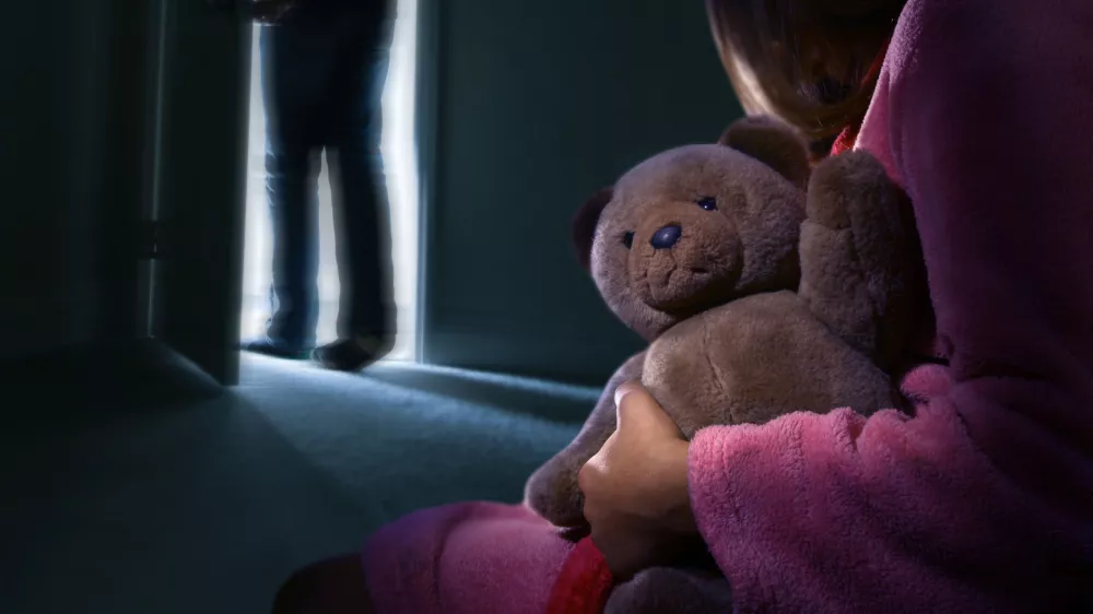 Več let zlorabljal pastorki: vrhovno sodi&scaron;če znižalo kazen spolnemu predatorju