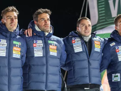 Slovenci ob poslu&scaron;anju Zdravljice v &Scaron;vici (od leve): Timi Zajc, Ga&scaron;per Berlot, Miran Zupančič in Lojze Petek.