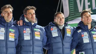 Slovenci ob poslu&scaron;anju Zdravljice v &Scaron;vici (od leve): Timi Zajc, Ga&scaron;per Berlot, Miran Zupančič in Lojze Petek.