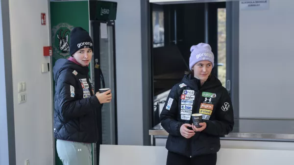 Nika Vodan, Tinkara Komar- 17.12.2025 - odprti trening mo&scaron;ke in ženske skakalne reprezentance, Planica//FOTO: Jaka Gasar