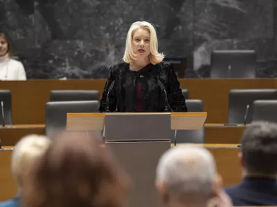 Ljubljana, DZ.Sprejem za svojce padlih pripadnikov Teritorialne obrambe RS, ministrstva za notranje zadeve in civilnih zrtev ter ranjenih v vojni za Slovenijo.Zbrane je nagovorila predsednica DZ Urska Klakocar Zupancic.