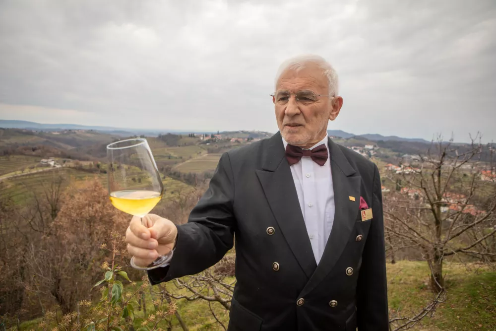 16.12.2025 - Ivan Per&scaron;olja legenda slovenskih sommelierjev sommelieFoto: Luka Cjuha