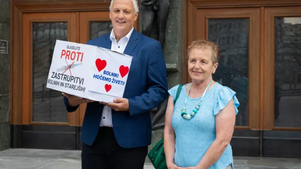 Ljubljana, pred DZ.Prvopodpisana Ales Primc in Milena Miklavcic sta v DZ vlozila vec kot 15.000 podpisov za zacetek postopka za razpis referenduma o pomoci pri prostovoljnem koncanju zivljenja.