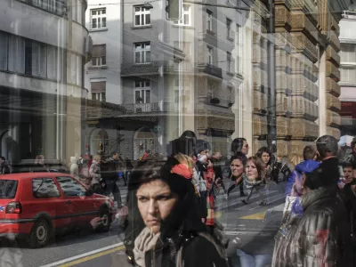 - Ilustrativna fotografija - Slovenska cesta - ulica, avtobusna postaja, ljudje, sence, čakanje//FOTO: Jaka Gasar