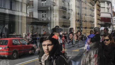 - Ilustrativna fotografija - Slovenska cesta - ulica, avtobusna postaja, ljudje, sence, čakanje//FOTO: Jaka Gasar