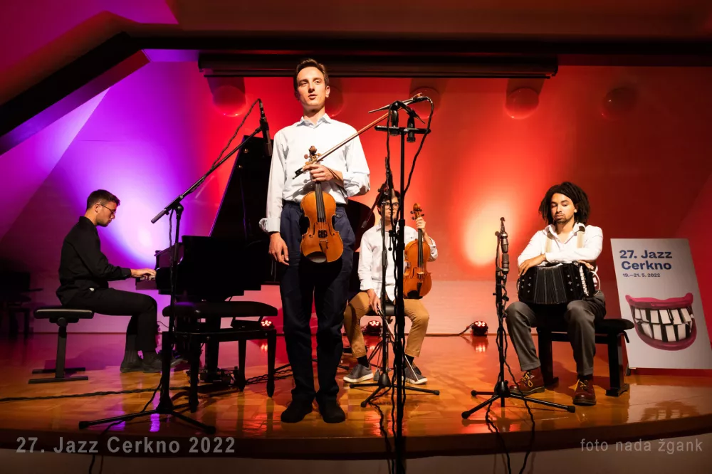 Umetni&scaron;ka darila, ki večinoma &scaron;ele prihajajo