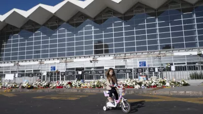 ZA OBJEKTIVNUJNO VKLJUČI V IZBORPunčka pred pričetkom komemoracije pred postajo. 01.11.2025 - Spominski shod v Novem Sadu eno leto po padcu nadstre&scaron;ka na železni&scaron;ki postaji v Novem Sadu, ki je zahteval življenja 16 ljudi in zanetil množične protivladne proteste, Novi Sad, Srbija. FOTO: Nik Erik Neubauer