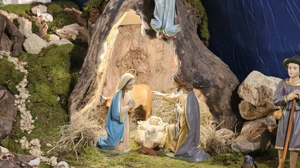 Jaslice in oltar v zupnijski cerkvi na Vrhniki.&nbsp;Foto: STA